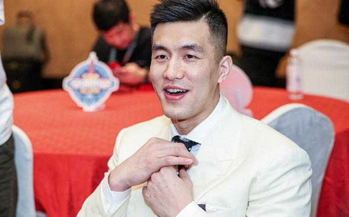 原创郭艾伦身著白色西装亮相cba全明星晚宴伤停5场后能否带伤出战