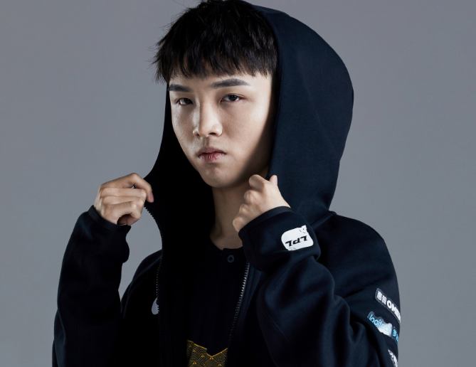 rng定妆照:xlb发型像瓜皮,uzi身材惹争议,小虎手里的东西亮了_加工