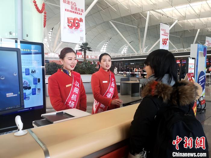 机场春运服务台服务人员为旅客提供问询服务. 王景巍 摄