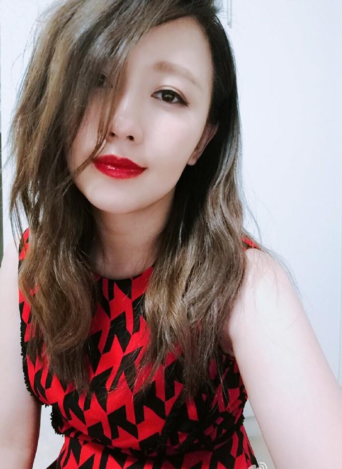 潘长江全家近照,美艳女儿素颜水嫩气质温婉,女婿出手阔绰赠豪车