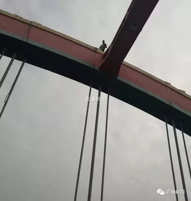 男子飞来石大桥求关注因车祸赔偿款纠纷另一方当事人随时可以给