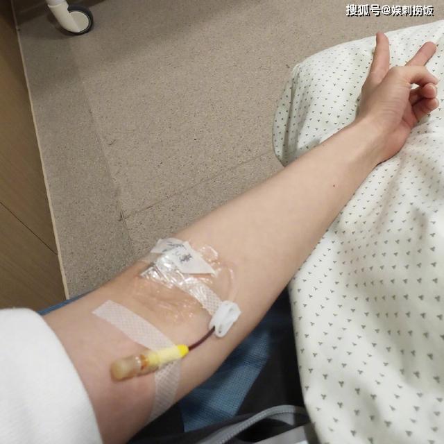 杨幂带病拍戏晒手臂留置针照医院拍戏的好处就是下楼就能看病