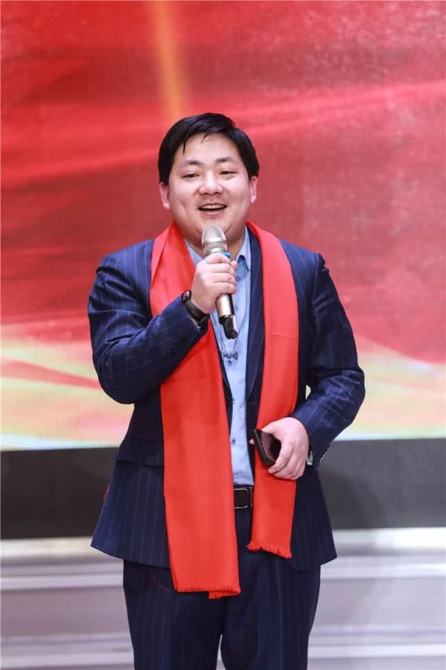 我会执行会长,科技分会会长何海生和副会长罗静分别做为会员代表发言