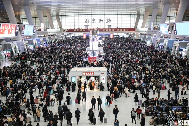 原创春运第一天 这个号称亚洲最大高铁站的地方人潮涌动 旅客归家心切