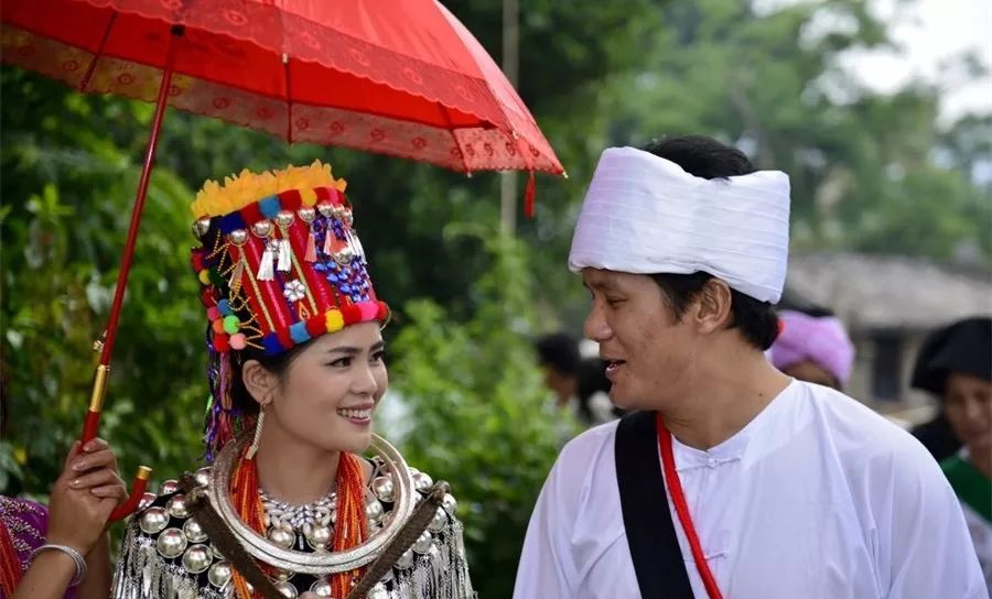 如今盈江人举行婚礼更多也是选择在酒店或农家乐举行但仍然有不少乡镇