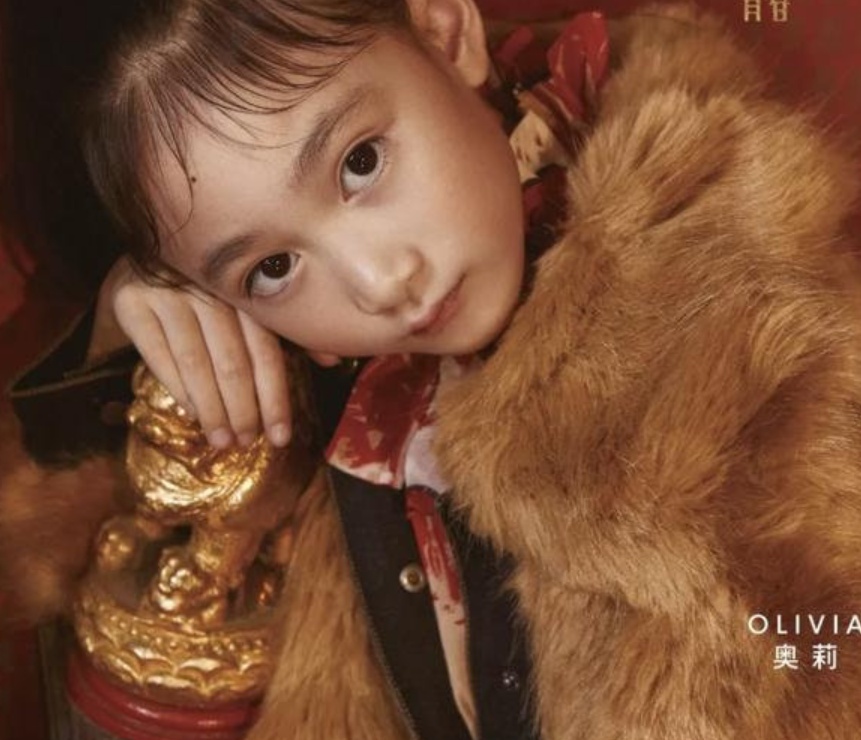 原创李小鹏女儿"脱缰式"长大,以前是软萌小可爱, 现在高级冷美人