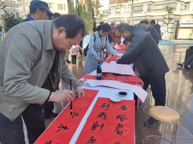 情系香榭丽园 爱心送福到家——记书法家陈本泽的公益善举