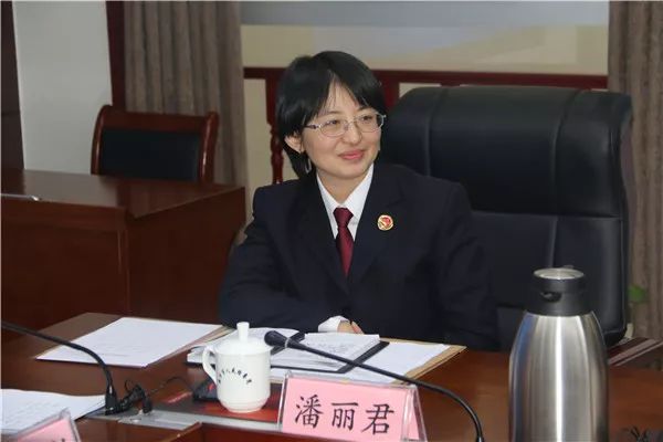 市院党组成员,政治部主任潘丽君主持会议