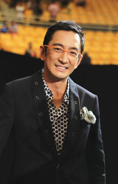 香港著名演员吴启华近况离婚两次现53岁仍单身