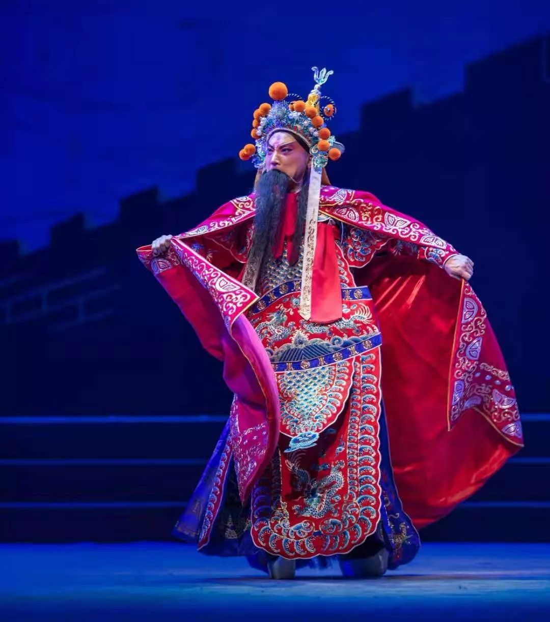 尤其喜欢历史上的英雄人物,用京剧艺术演绎历史人物,让小朋友更加熟悉