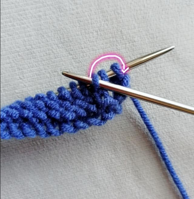 把第3针套到1的前面,然后织下针,空加针,下针.