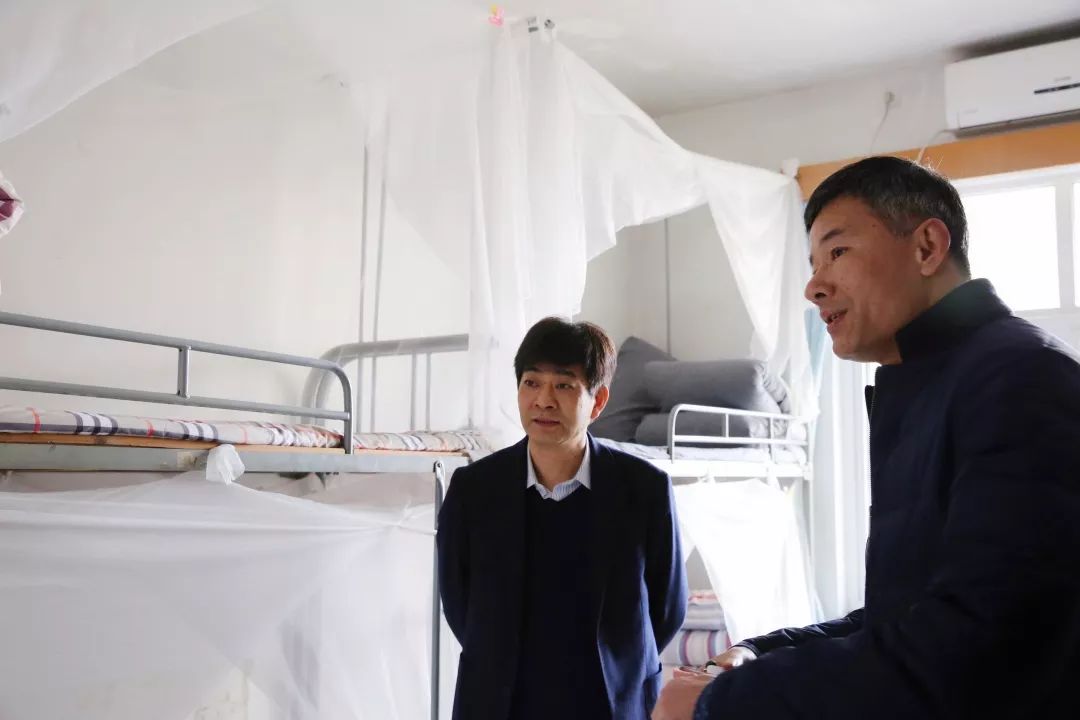 新疆哈密市伊州区副区长袁艳玲,宁波市公安局副局长叶警青相继来校