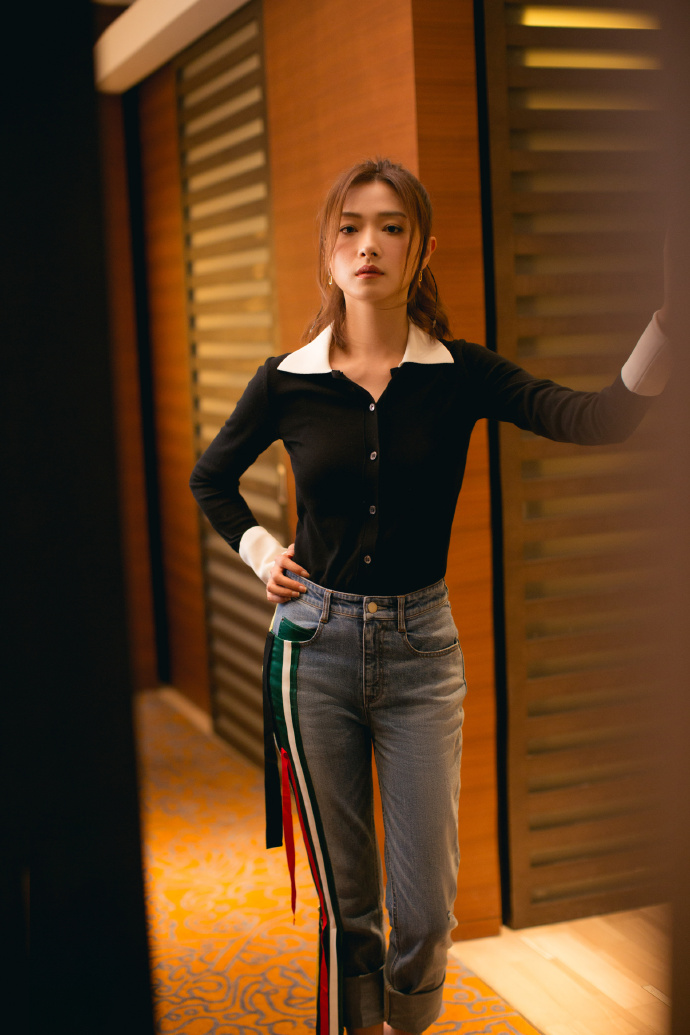 37岁万茜秀时尚针织衫配牛仔裤玩转拼接风半扎丸子头真显嫩