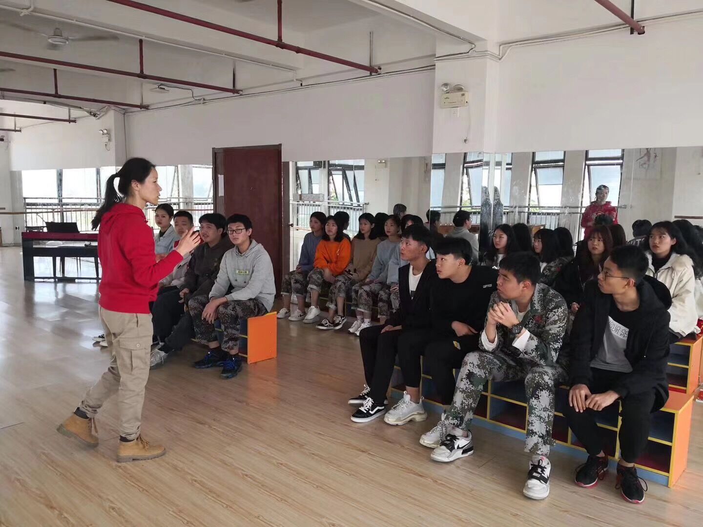 厦门荣航集团杨艳老师召开厦门市滨海工贸学校荣航订单班期末班会