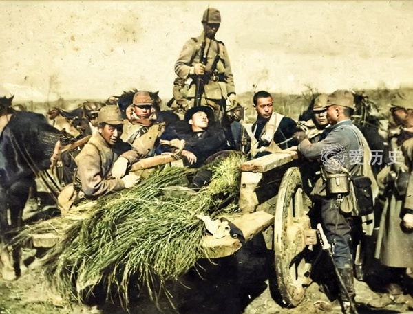 这些得不到任何政府支持的东北抗日义勇军,自发的拿起武器,拿着大刀