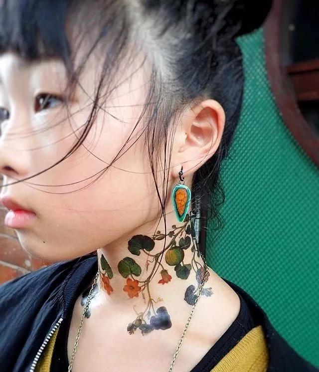 世界上年龄最小的纹身师这个10岁的小姑娘又酷又可爱还有一颗温暖的心