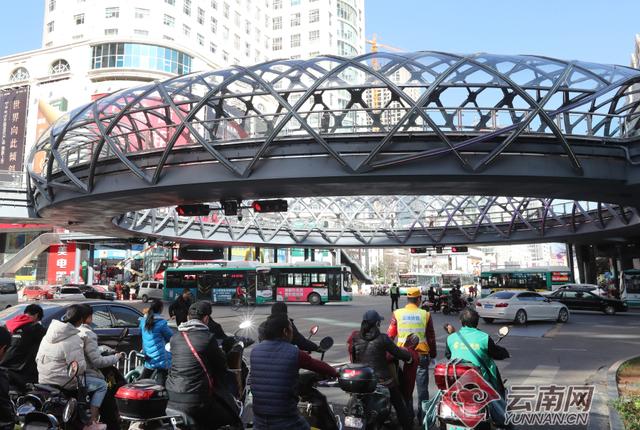 「高清组图」昆明首座环型天桥通行 市民说它是"巨型甜甜圈"