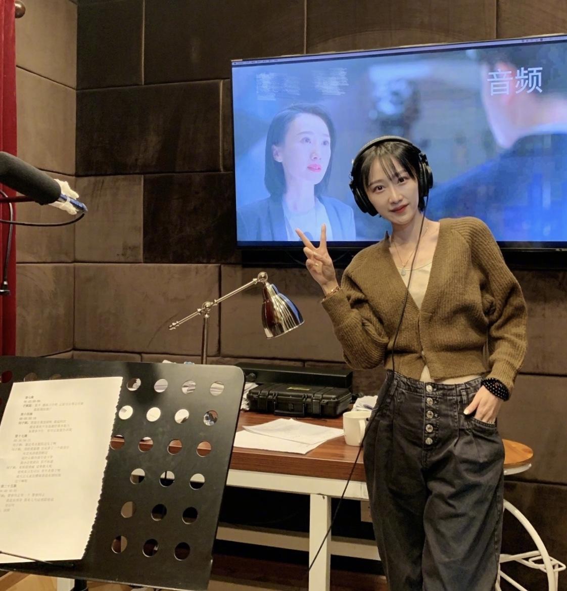 原创33岁肖涵火了摩卡波波头搭配红色上衣格子裙高级时髦
