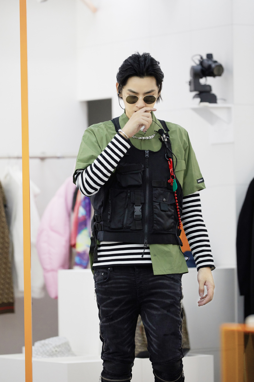 《潮流合伙人》潮流变装秀来袭 机能工装马甲小凡勇闯鬼屋_吴亦凡