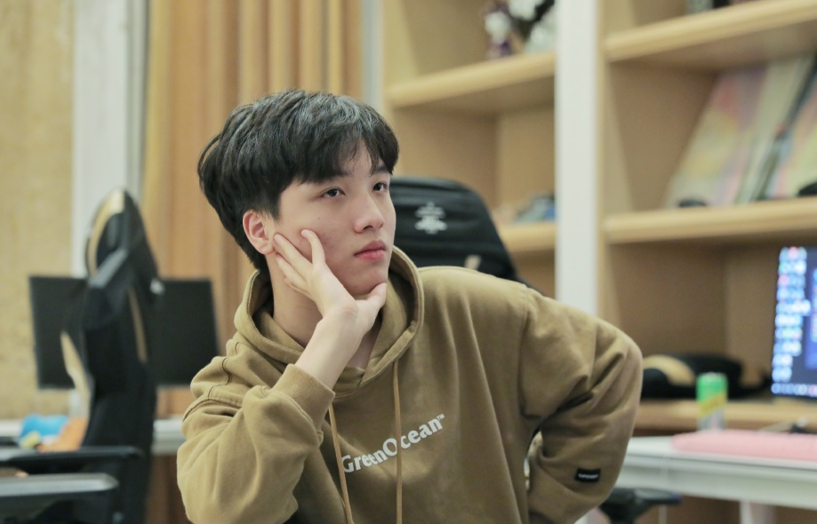 小龙堡虎牙开播人气破两百万,卡萨送礼物被调侃:别看了学不会的_直播