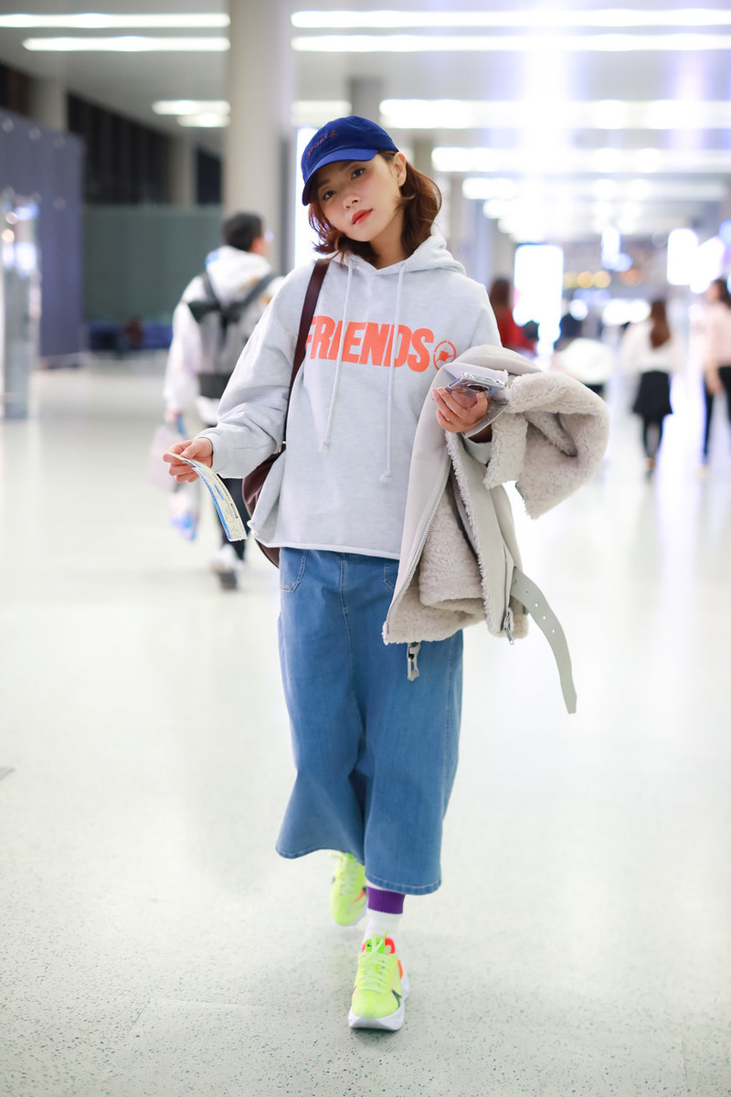 原创万茜1个造型9种颜色,卫衣配牛仔裙真时髦,快40岁还敢穿荧光色