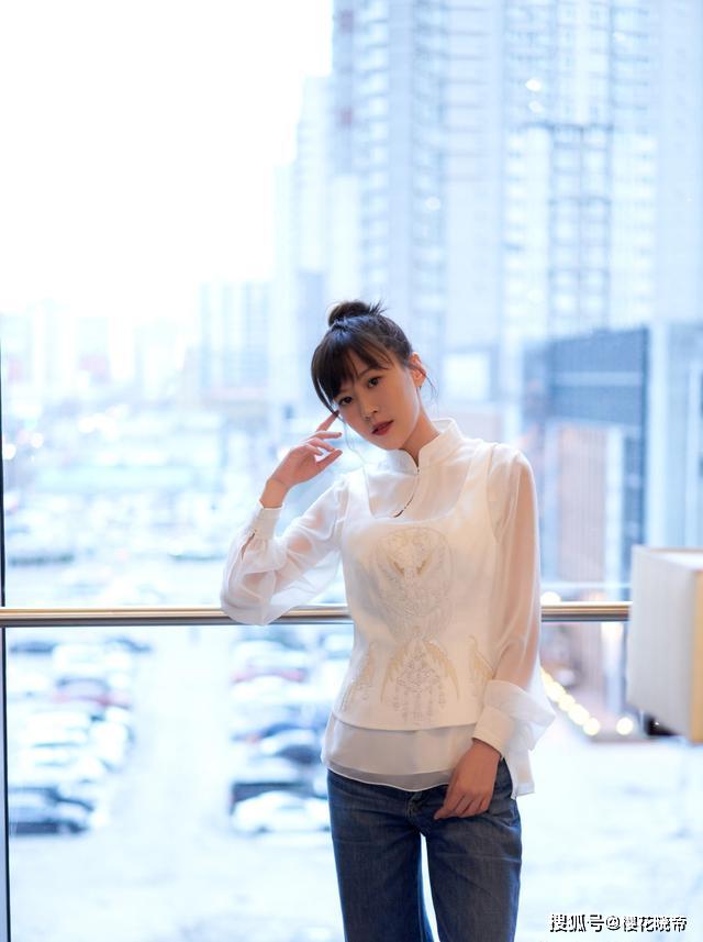 她是爱情公寓的美嘉白衣牛仔裤亮相活动简约穿搭出时尚感