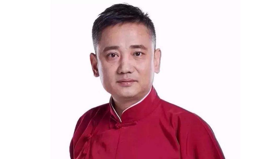 师从郭德纲,现加入德云社六队,常在南京德云社剧场演出,北京德云社