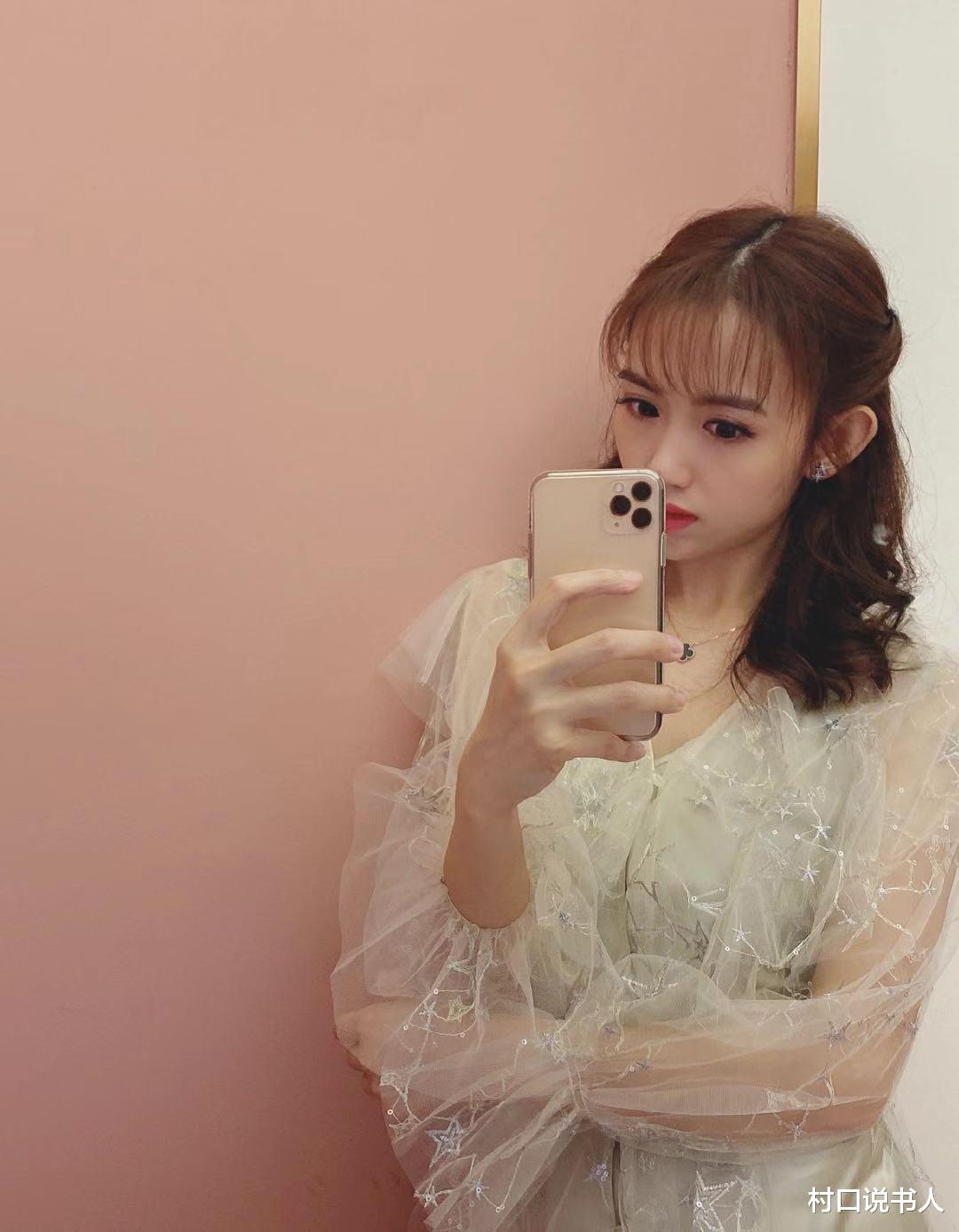 凭借三寸不烂之舌赢得当时的女主持芳心,最终抱得美人归.
