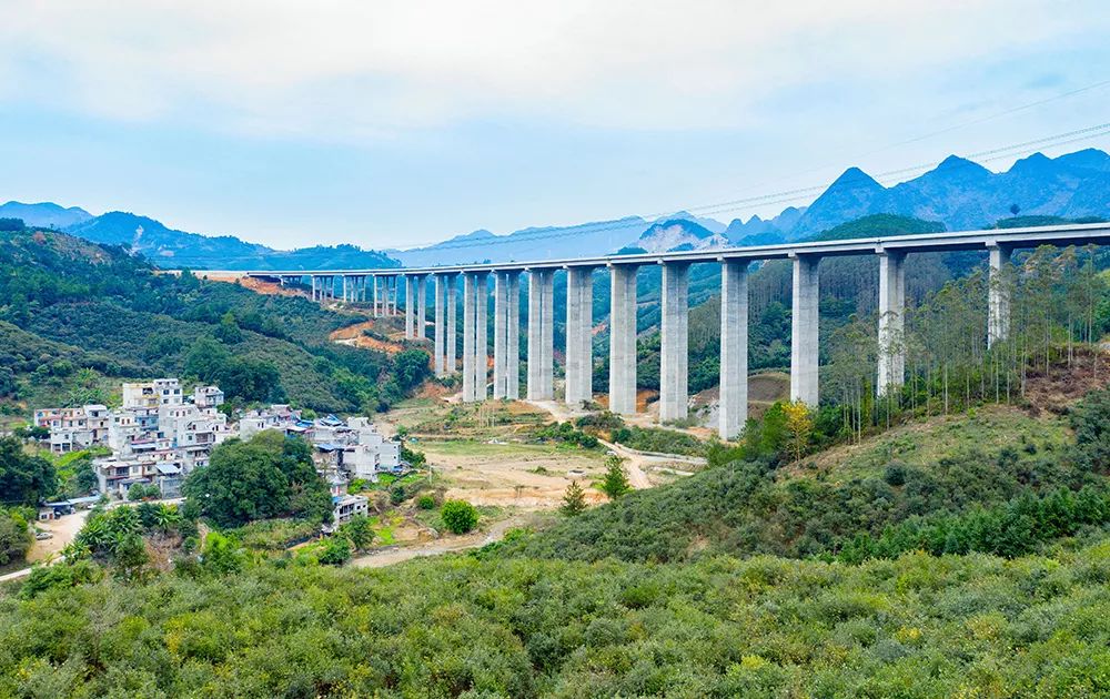 喜讯天峨境内首条高速公路开通