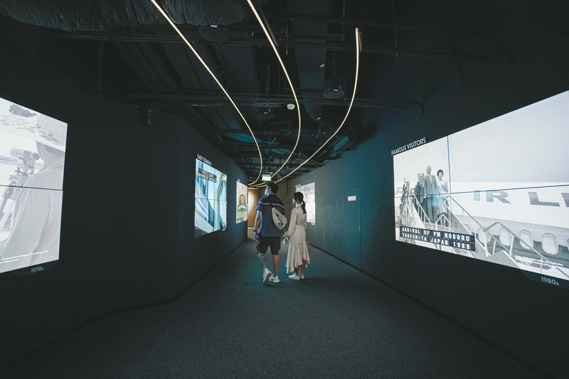 时空体验馆里也分很多区域,穿过这个穿越时空的区域,边走边欣赏新加坡