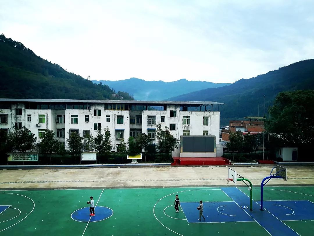 2019年,泥溪中学在全县中考综合测评中位列第三,农村中学第一,被县委