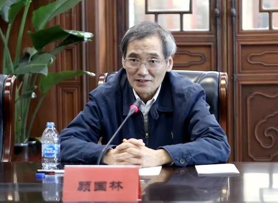 上海市慈善基金会监事长顾国林平日也经常参与义工工作.