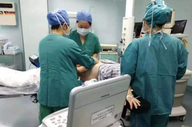 在分娩时只要按照医生的操作,保持良好的心态,那就可以顺利的生产!