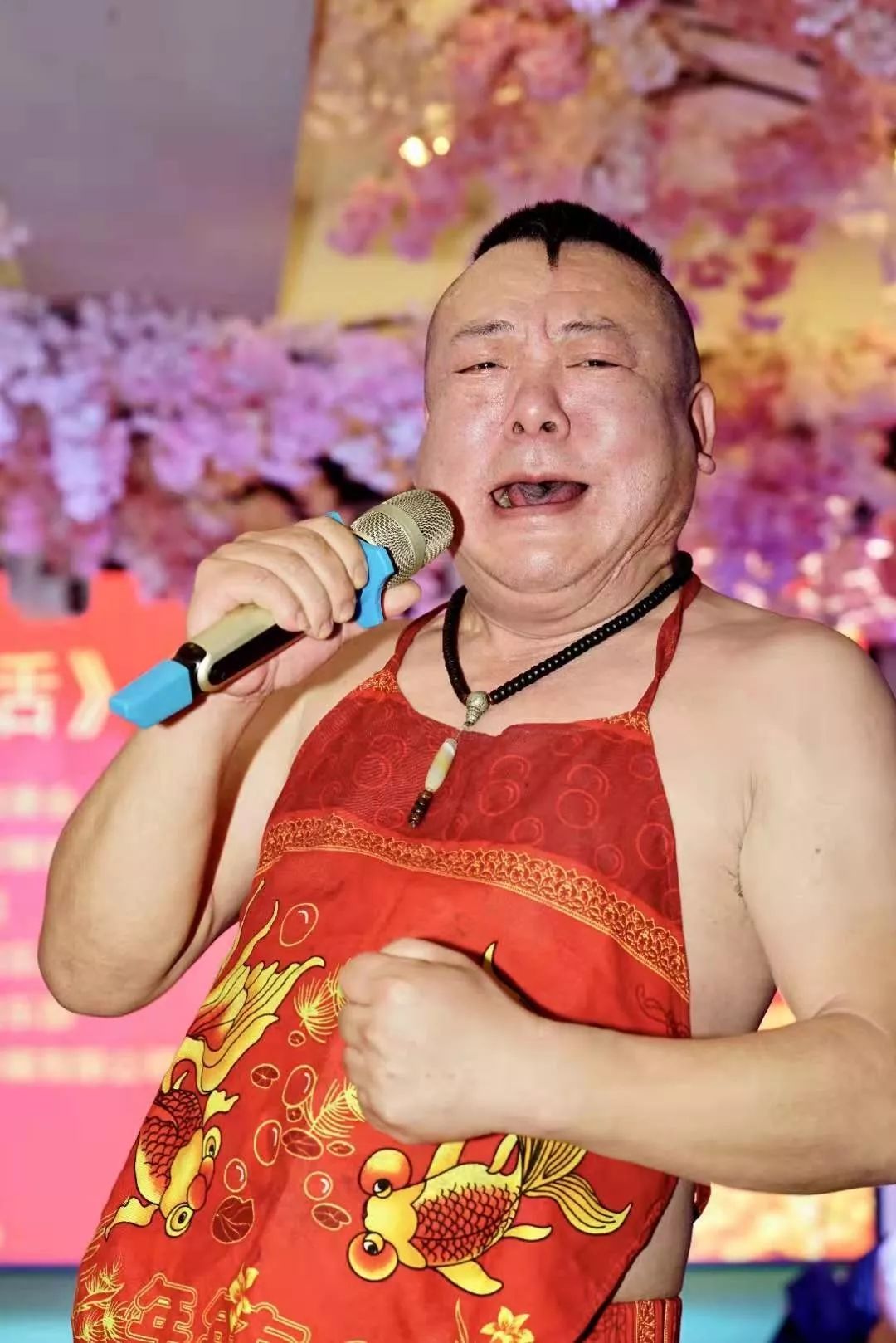 著名笑星阿刚《夜听白话》第三届粉丝年会由浙江卫视嘉宾主持朱华良