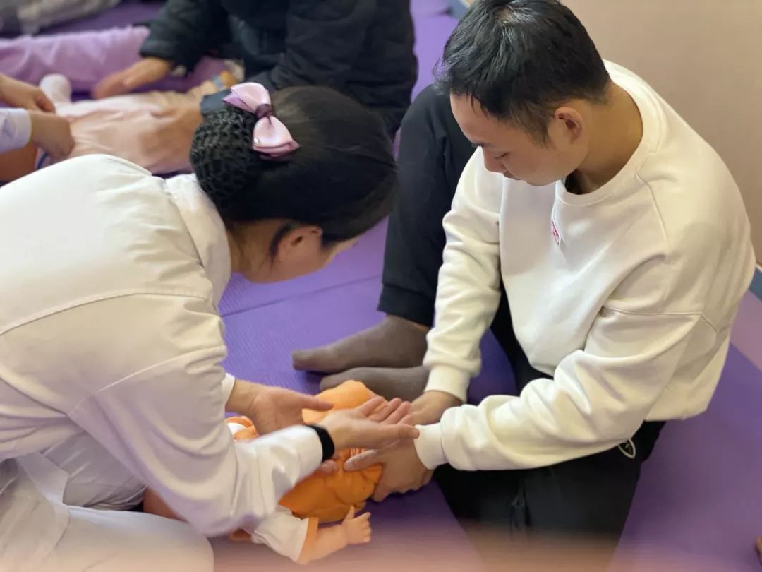 year康馨病区每周二,周四集中开展产后康复操训练及新生儿智护训练