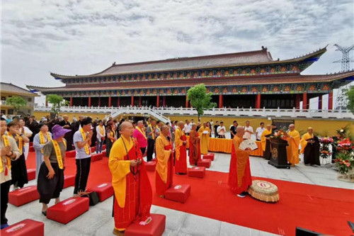 护国龙王寺巨型金丝楠木佛像安座法会隆重举行