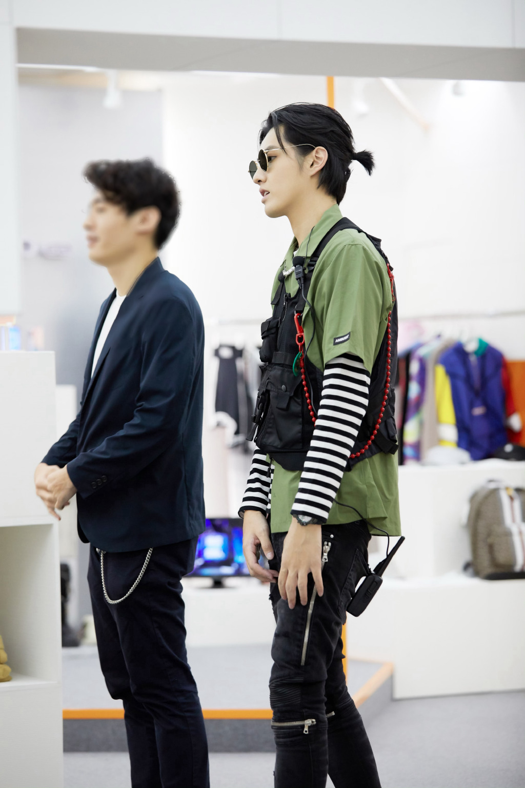 潮流合伙人潮流变装秀来袭机能工装马甲小凡勇闯鬼屋