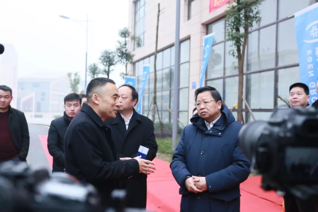 曹清尧书记在渠浩董事长的带领下参观新落成的光学研发中心5年计划:因