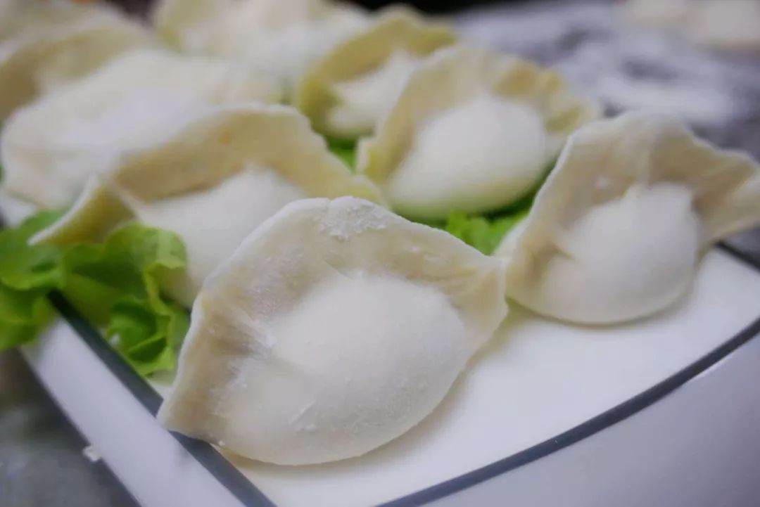 最让人意外的是重庆火锅店里居然有这么好吃的水饺鲜羊肉芹菜馅的饺子