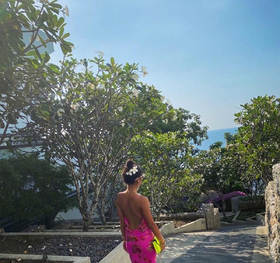 吉克隽逸度假晒泳装照身材火辣 双腿细长惹人羡