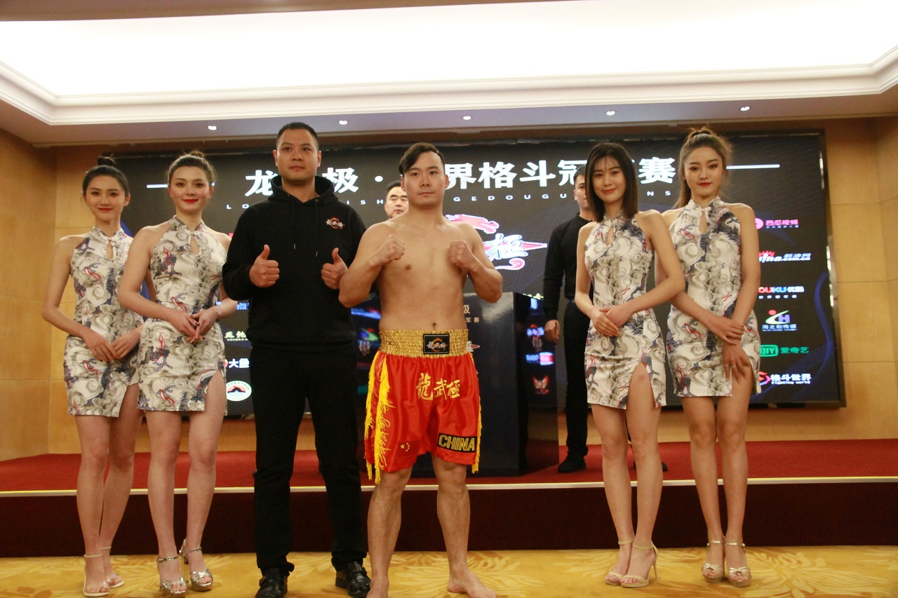 奥运散打冠军张帅可亮相龙武极称重现场明晚将登擂台再战江湖