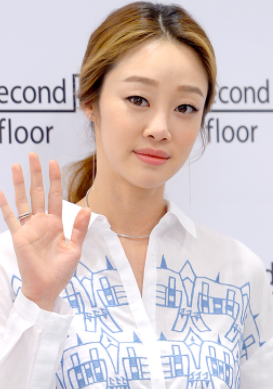 原创崔汝真37岁身材火辣性感厚唇神似舒淇与苏志燮出演对不起我爱你