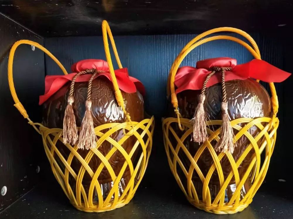 这里有q弹软糯的黄粿,香甜的乌米饭,醇厚的金刚刺酒,清香的龙溪茶叶