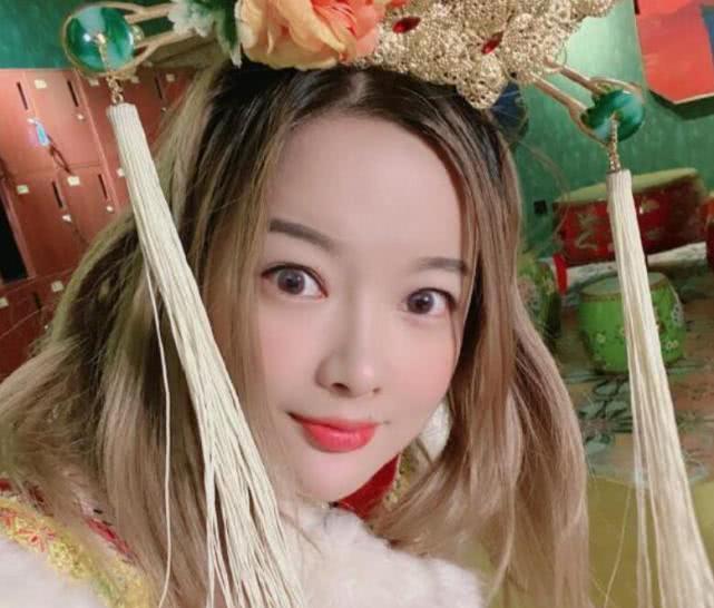 沈灵敏晒最新照片,被粉丝夸奖越来越漂亮,pdd还是那么丑