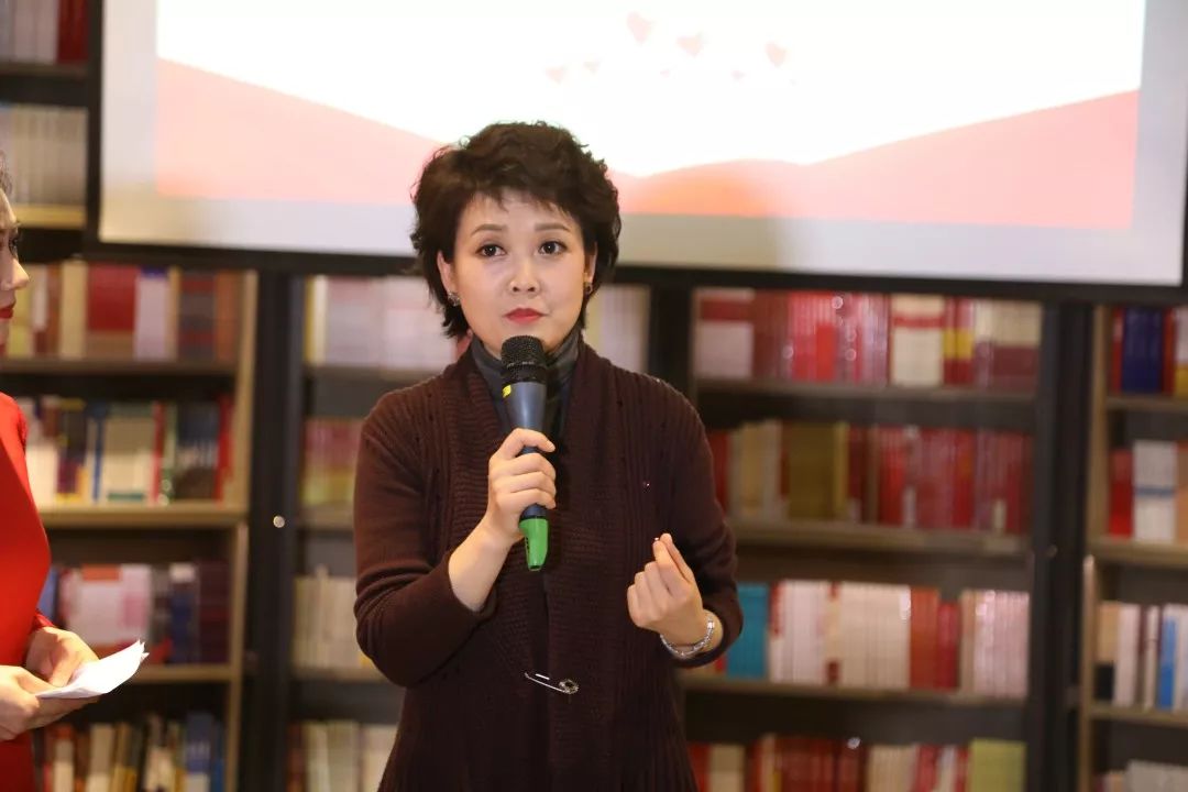这次,杨芳老师又有了一个新的身份"小候鸟"爱心形象大使.