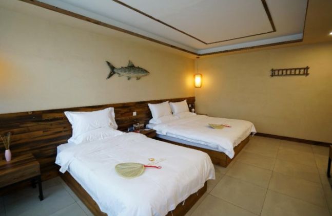 民宿关东客栈葫芦山庄田园风情酒店是以民国风情关东民俗为主题的住宿