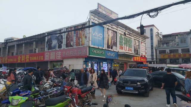 东莞谢岗镇中心人山人海的景象热闹非凡谢岗最繁华的街区