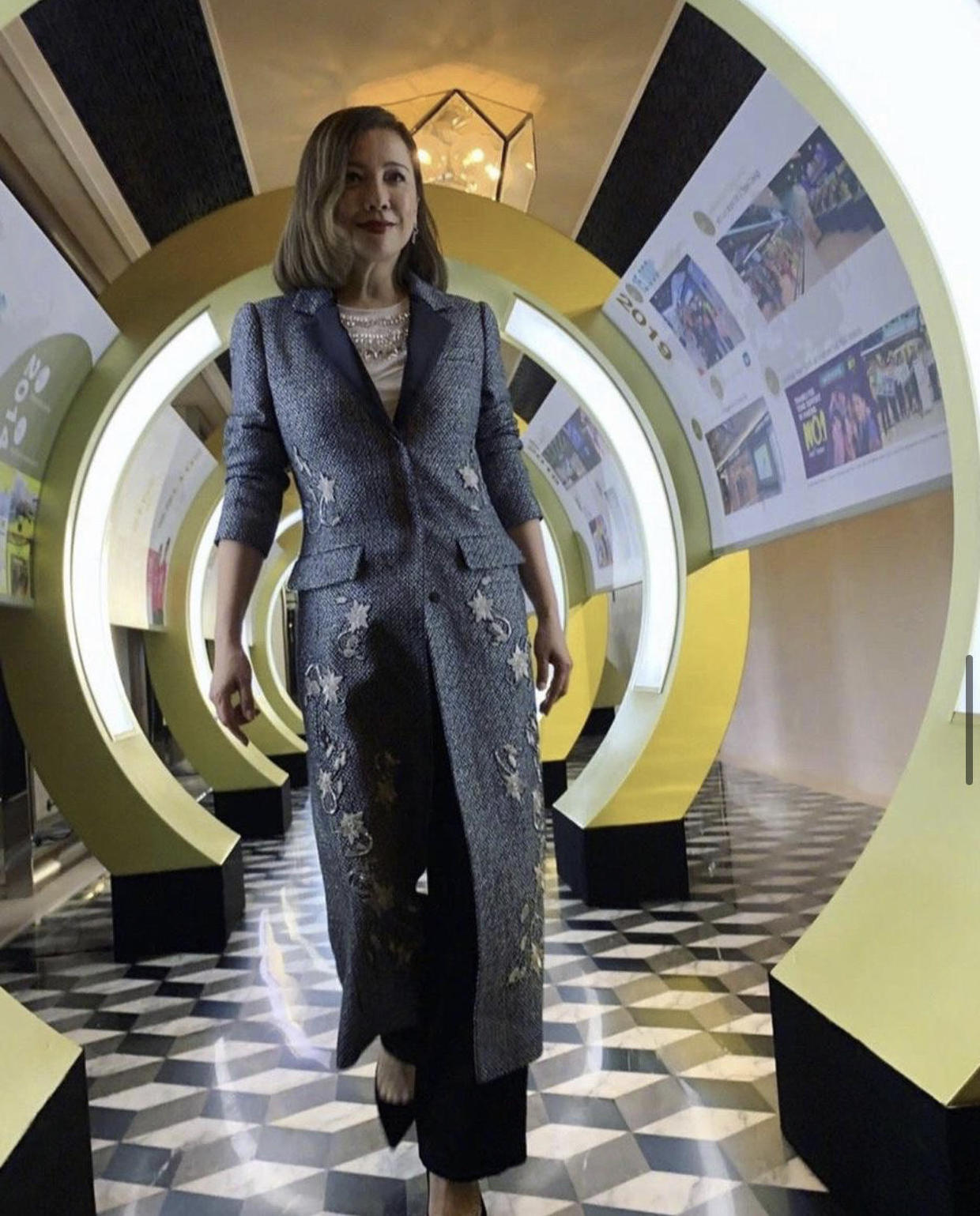 原创邓萃雯54岁又怎样?黑色长款卫衣搭配高筒靴保暖舒适,青春减龄