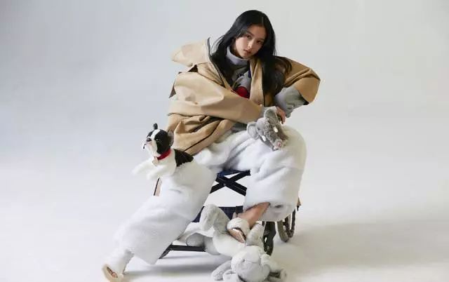 她因少年的你被大众熟知白裙毛背心出境脚上石膏惹眼