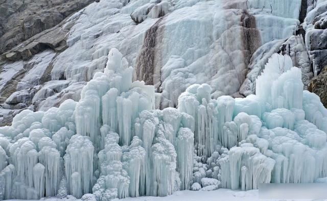 快来围观宁夏贺兰山的冰瀑景观恍若冰河世纪